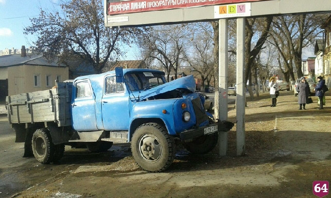 На Соколовой грузовик сбил стоящую на тротуаре 17-летнюю девушку  