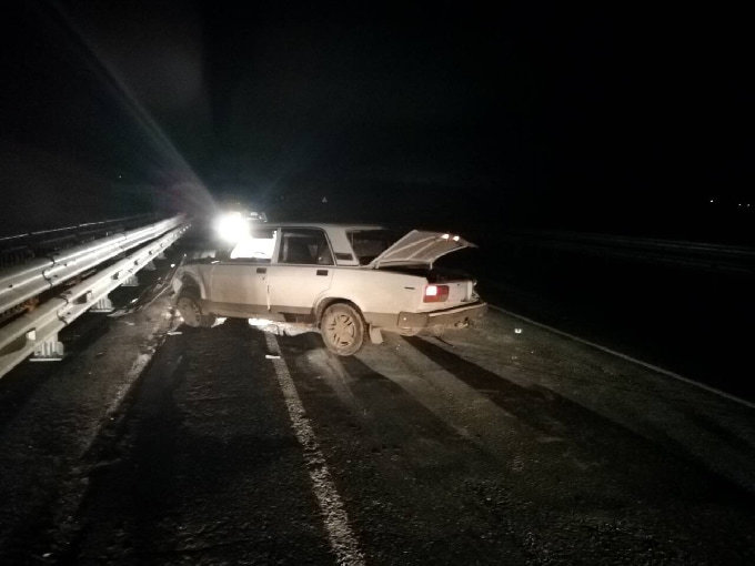 Водитель бросил в автомобиле раненых пассажиров и сбежал