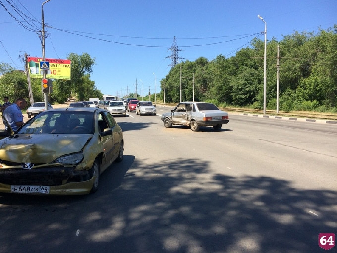 На 1-м проезде Танкистов автоледи на «Пежо» протаранила «Ладу»