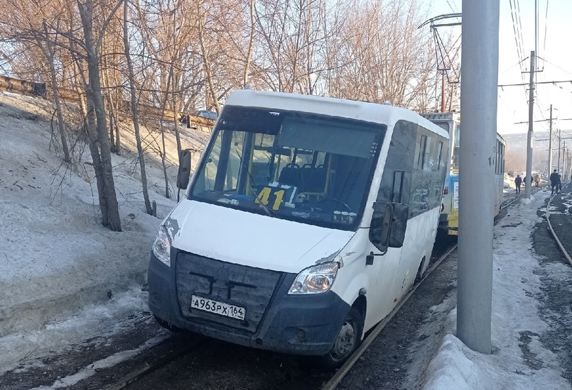 В Саратове отстранили от работы водителя застрявшей на рельсах маршрутки