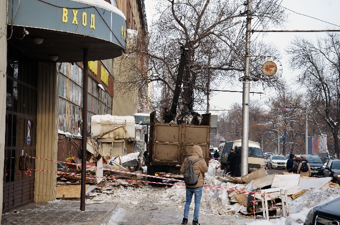 В Саратове снесли 8 ларьков у Губернского рынка
