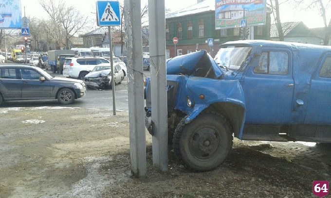 В Саратове грузовик сбил девушку из-за лихача, вылетевшего на «красный» 