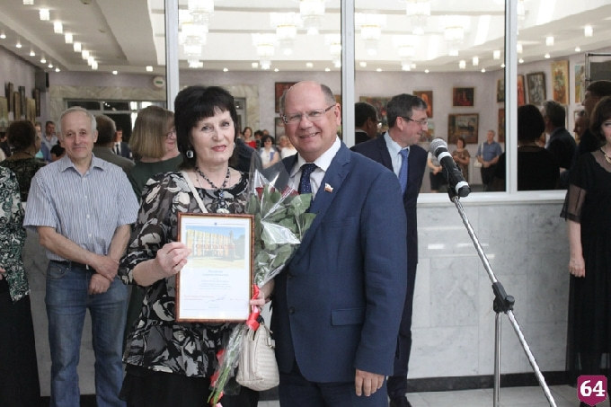 Спикер облдумы пожелал художнице творить до 100 лет