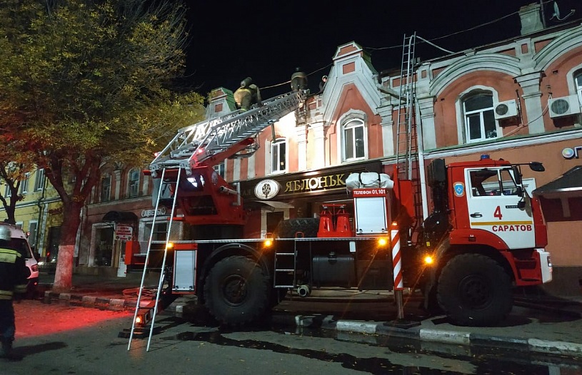 Дом в центре Саратова тушили 72 пожарных 