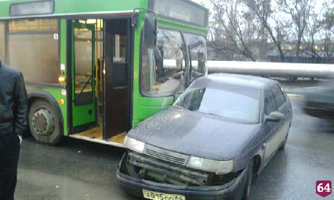 На Шехурдина автобус протаранил «Ладу»