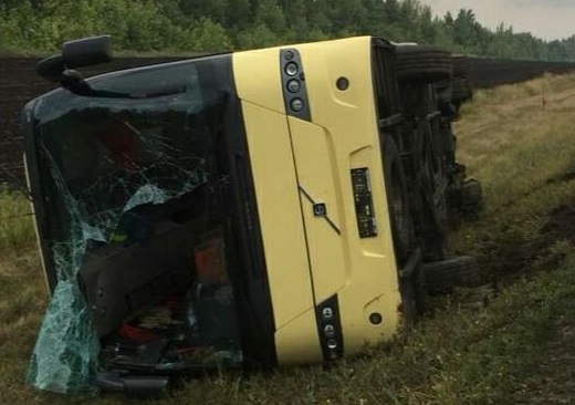 В перевернувшемся в кювете автобусе из Германии травмы получили 6 человек