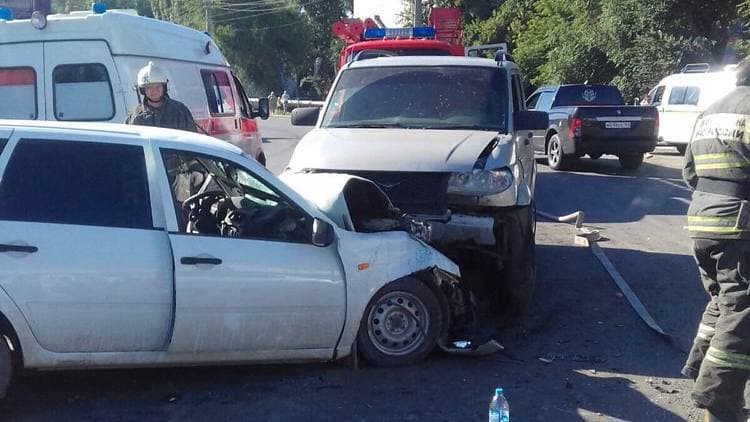 Водитель легковушки покалечился в лобовом ДТП под Саратовом