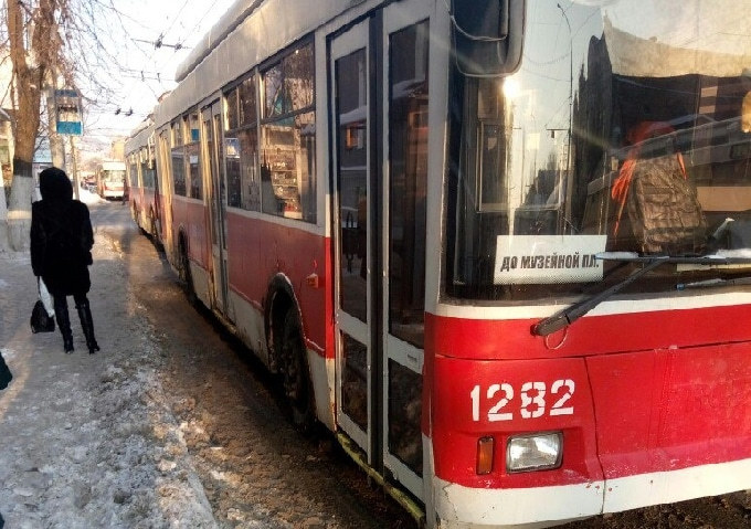 В центре Саратова остановились троллейбусы 