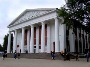 В Саратове суд запретил торговлю перед ДК «Россия» 