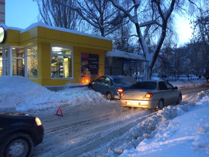 «Лада Гранта» врезалась в «БМВ» и пивной ларек