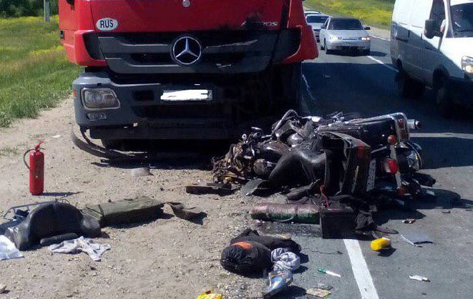 Байкер на мотоцикле «Харли-Дэвидсон» погиб в ДТП с фурой