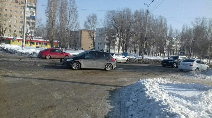 В центре города столкнулись 4 легковых автомобиля
