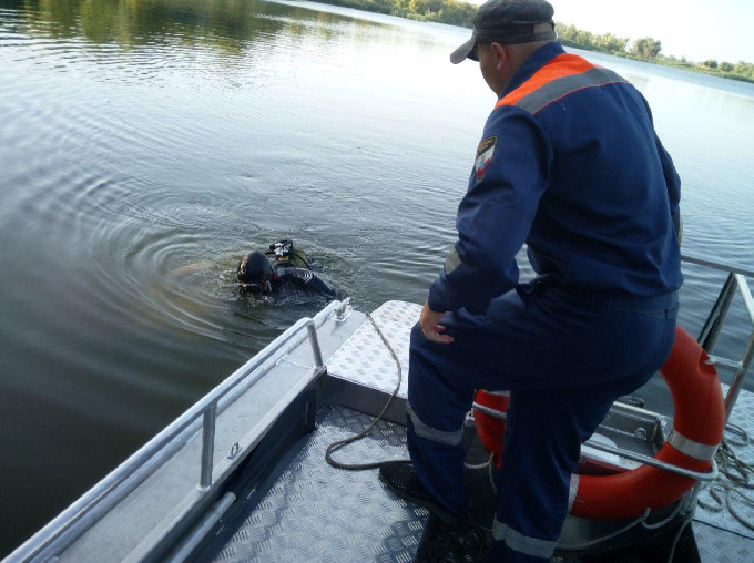 Водолазы достали тело утонувшего на турбазе юноши