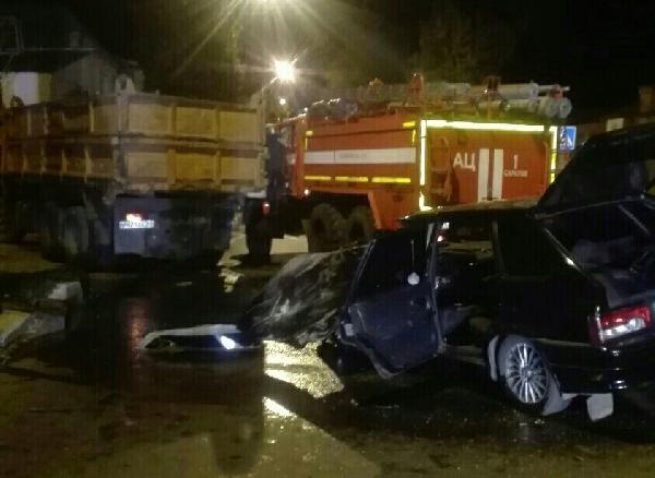 В Саратове на Большой Горной «Лада» попала под КамАЗ 