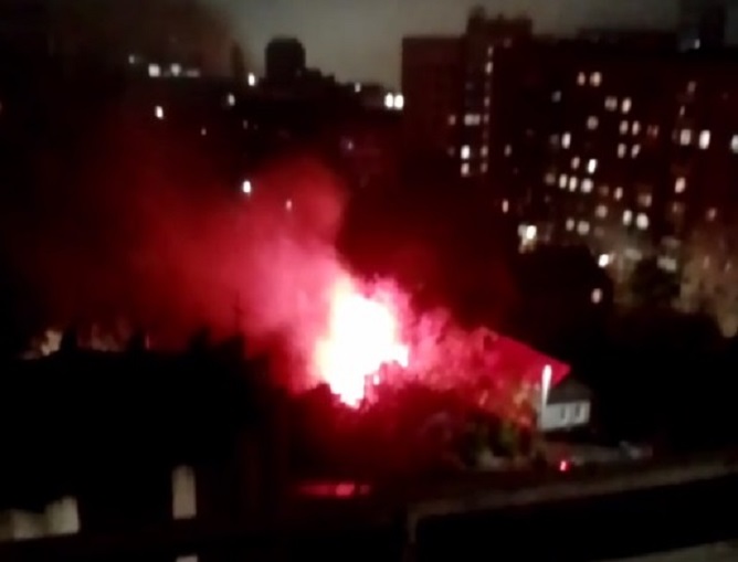 В Саратове полыхал нежилой дом