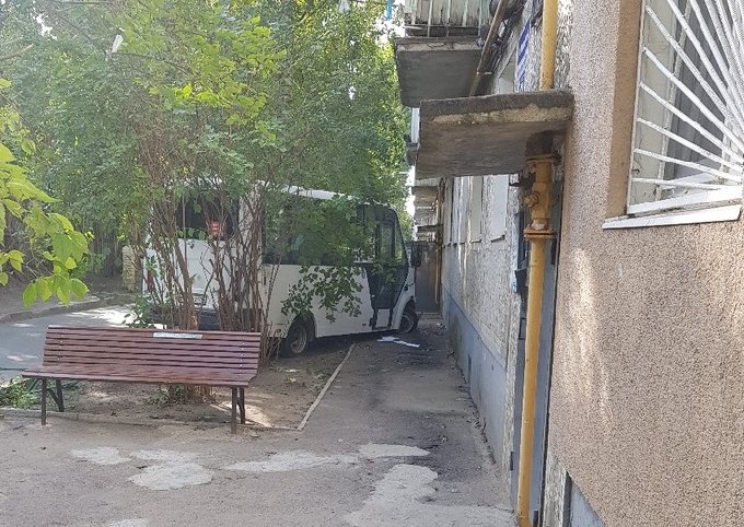 В Саратове подростков на угнанной «Газели» остановила стена многоэтажки 