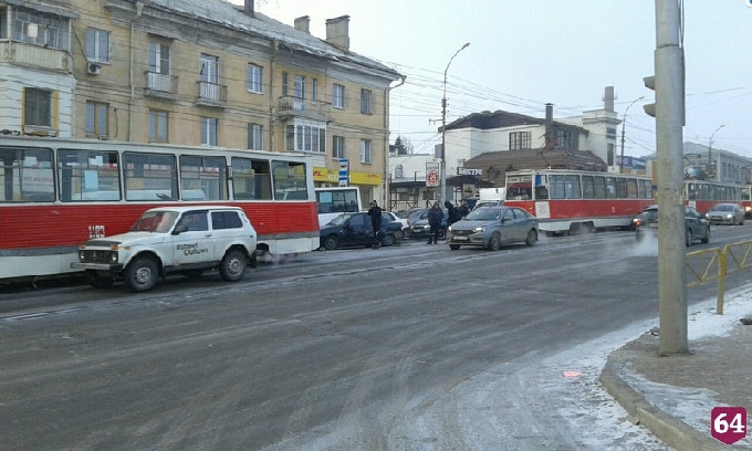 На Танкистов произошла тройная авария с трамваем 