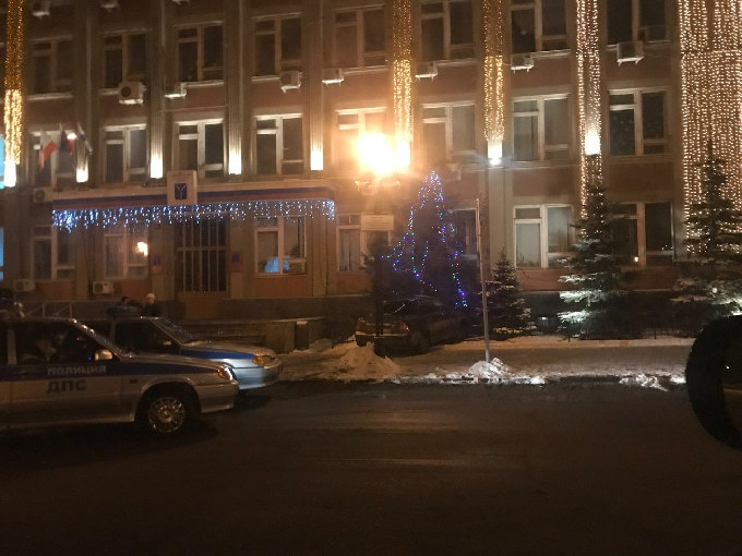 «Приора» протаранила забор и елку у саратовской администрации