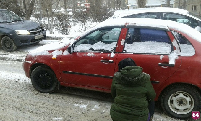 Столкнувшиеся машины водители вынуждены объезжать по тротуару 