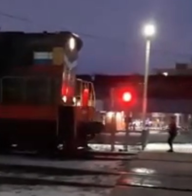 В Саратове дети устроили смертельно опасные игры перед тепловозом