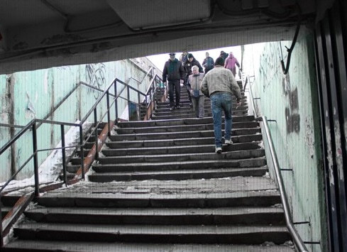 Женщина у подземного перехода попала под колеса иномарки