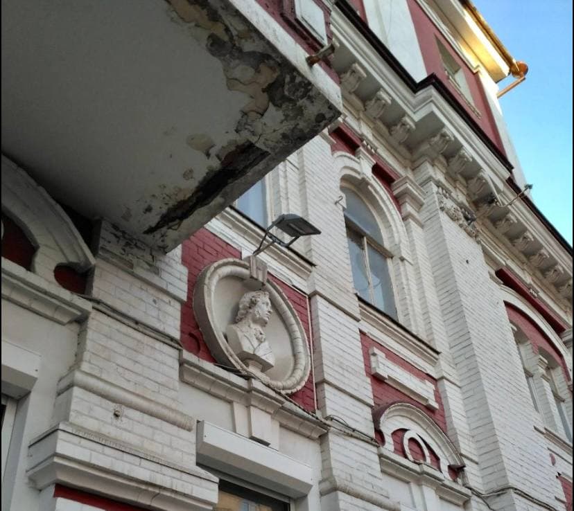 В центре Саратова при сходе снега с крыши пострадала девушка