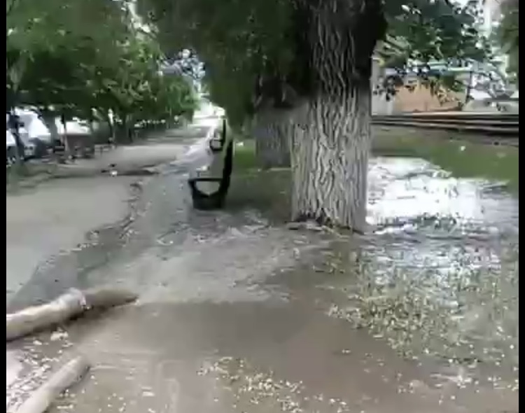 Коммунальщики затопили сквер у Сенного рынка грязной водой