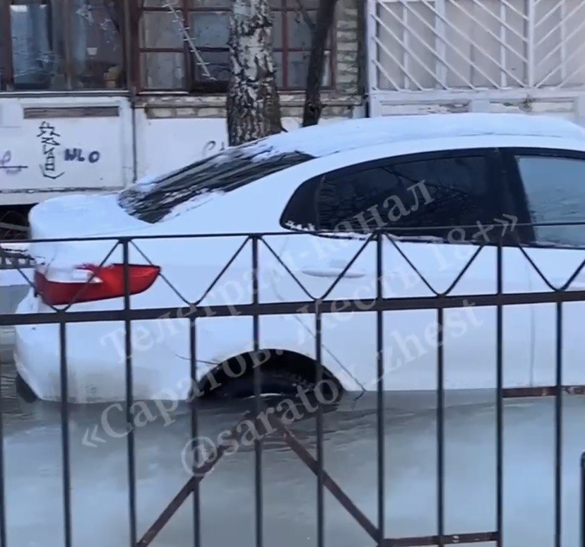 В Саратове после прорыва иномарка вмерзла в лед