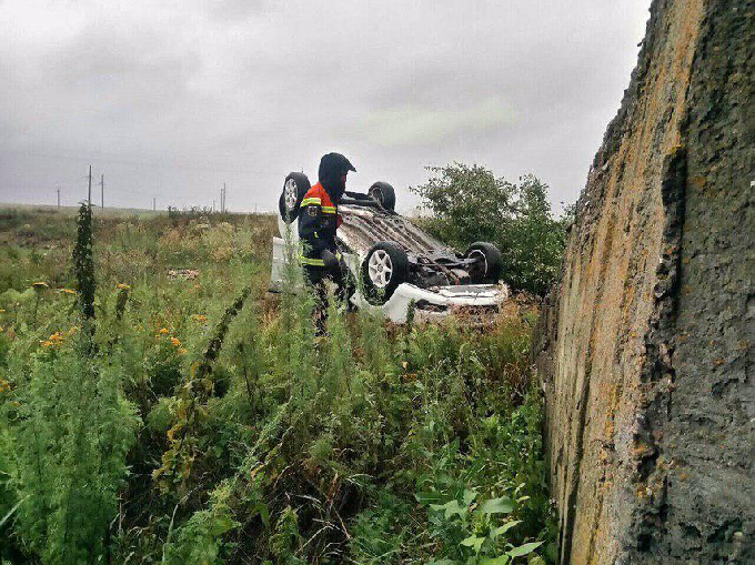 В перевернувшемся Opel ранены два человека