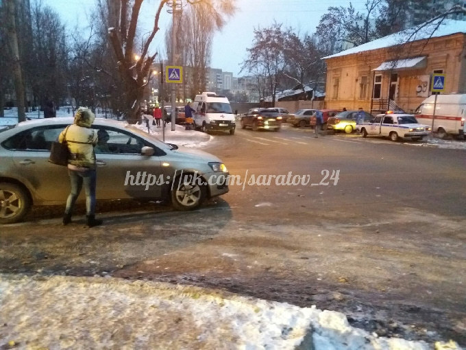 В Саратове водитель иномарки сбил женщину с двумя детьми