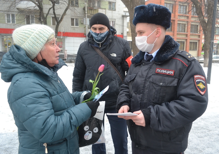 Полицейские на улицах Саратова дарили женщинам цветы