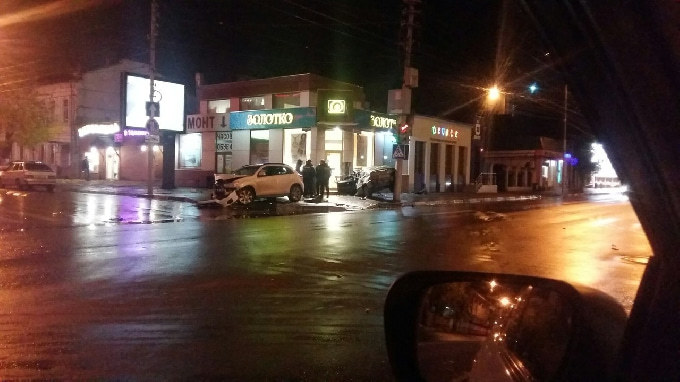В аварии с иномаркой «Лада» протаранила стену «Золотка» и повисла на столбе