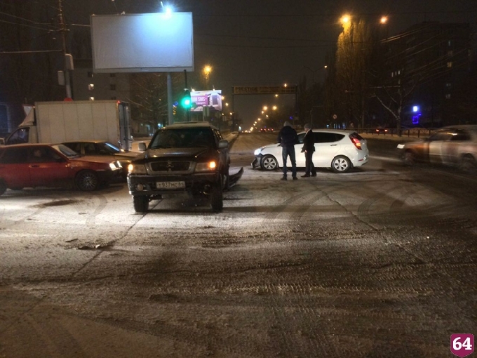 На проспекте Строителей внедорожник потерял бампер в ДТП с Hyundai