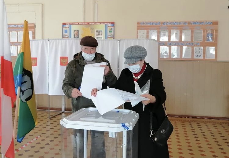 Жители Саратовской области приходят на выборы семьями 