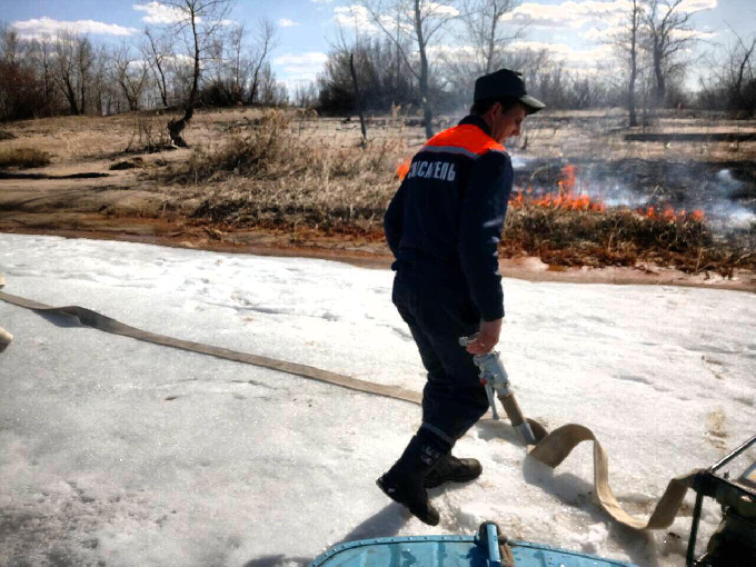 Спасатели тушили пожар на городском пляже