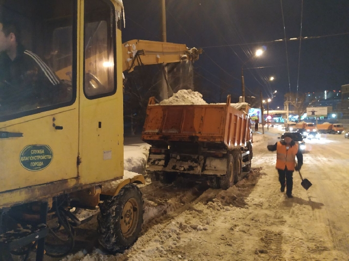 Техника из Самары начала расчистку улицы Азина в Саратове 