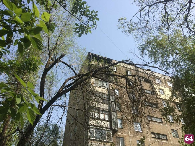 Пожарные с помощью автолестницы спасали жильцов горящего дома на Новоузенской