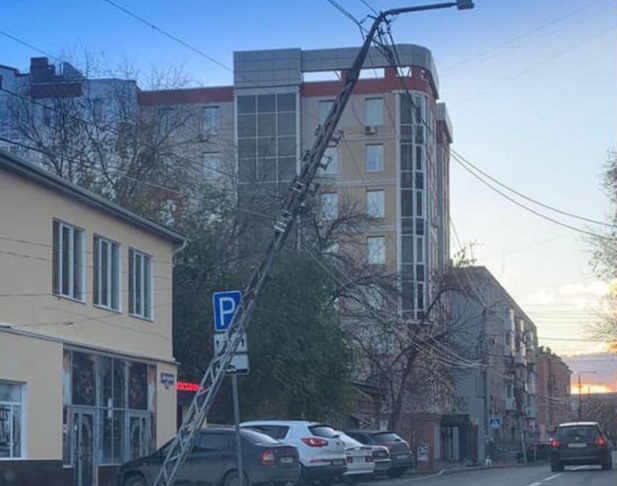 В Саратове сильный ветер наклонил столб над дорогой