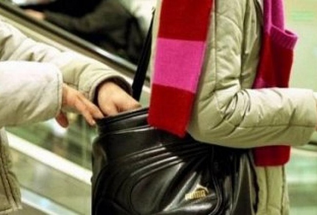За сутки карманники обворовали 3 жителей Саратова 