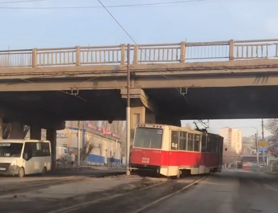 В Саратове под мостом трамвай сошел с рельсов