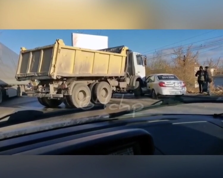 В Саратове грузовик протаранил такси