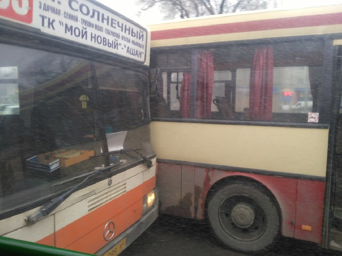 В Саратове у «Форума» столкнулись 2 автобуса с пассажирами