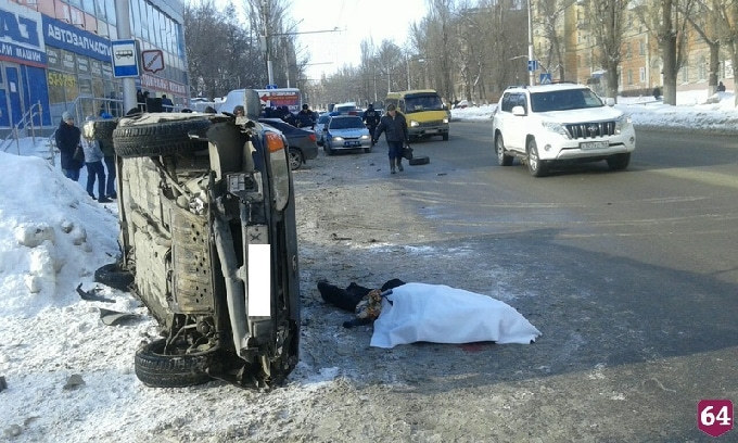 В Саратове опрокинувшаяся на крышу «Лада» раздавила пешехода 