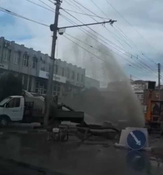 Коммунальщики ликвидировали последствия фонтана на Чернышевского