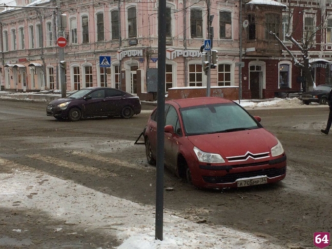 В центре Саратова у иномарки на ходу отвалилось колесо
