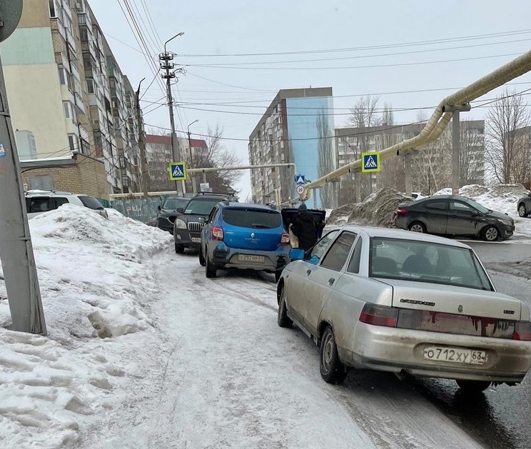 Жители Саратова просят оградить тротуары от автохамов