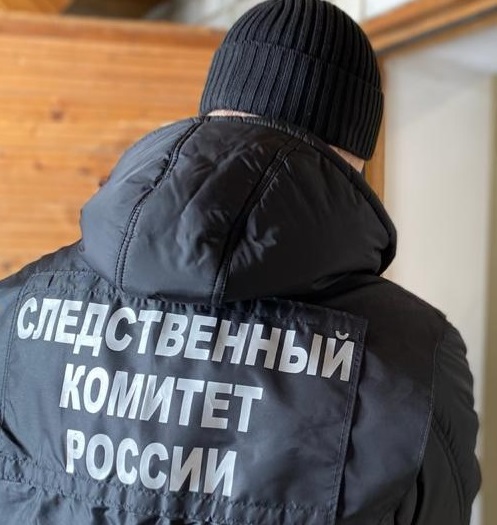 Коммунальщик нашел в подвале многоэтажки окоченевший труп