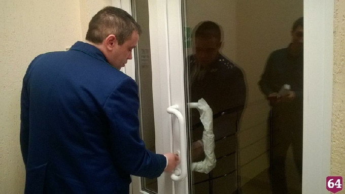 В саратовском ТЦ прокуроры с трудом попали на эвакуационную лестницу 