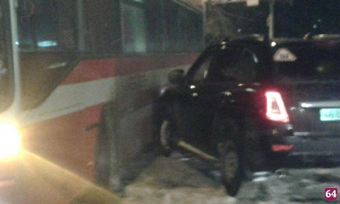 В Энгельсе кроссовер врезался в автобус на перекрестке