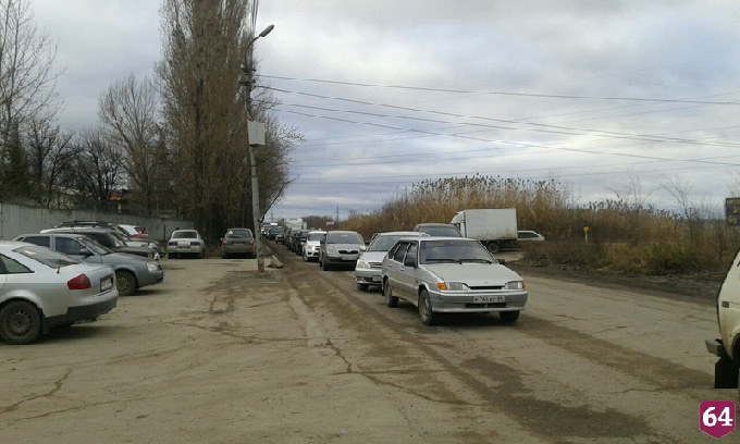 Саратовцы застряли в 5-километровой пробке на Сокурском тракте
